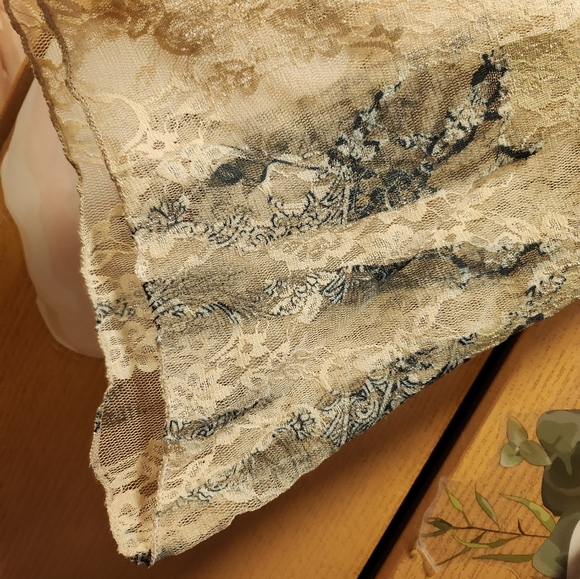 woman's blouse - Picture 4 of 5